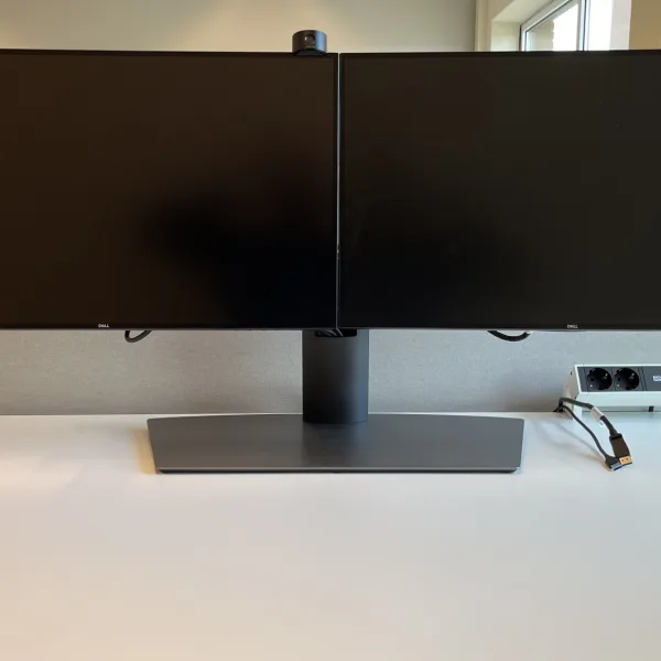 2x Dell UltraSharp U2724DE 27” Thunderbolt monitor + MDS19 stand