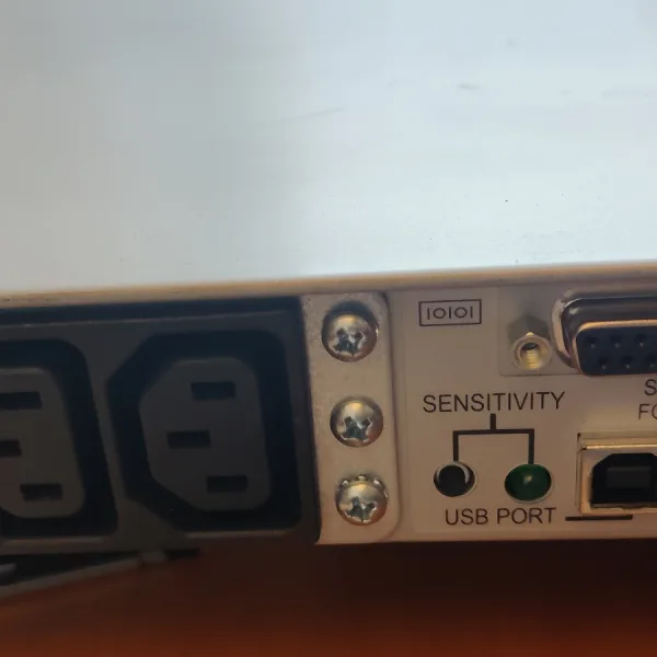 APC Smart-UPS 750VA USB RM 1U 230V