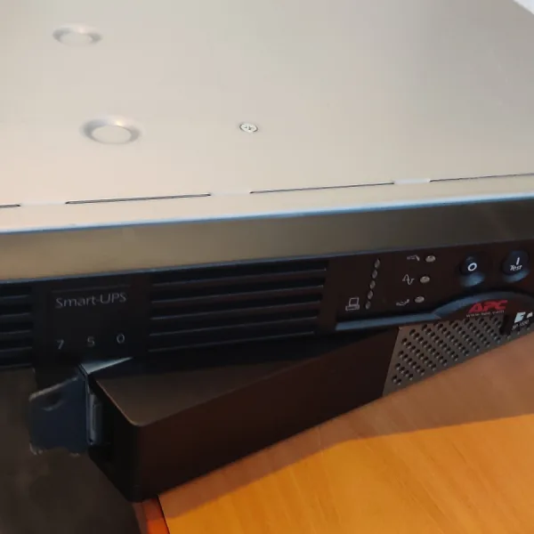 APC Smart-UPS 750VA USB RM 1U 230V