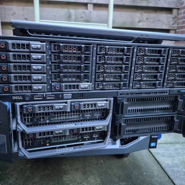Foto van Dell PowerEdge VRTX + 2× M630 Blade – 256GB RAM - Compleet